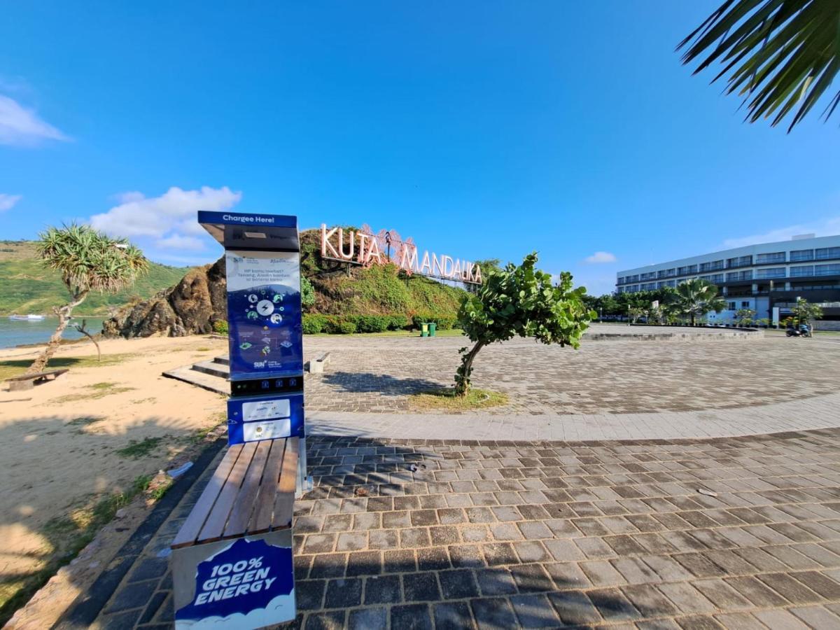 Surfers Beachfront Lombok Hotel Kuta  Kültér fotó