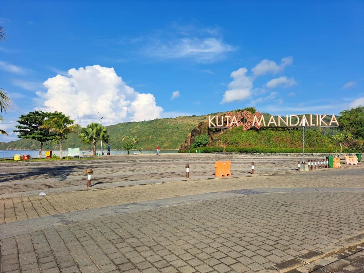 Surfers Beachfront Lombok Hotel Kuta  Kültér fotó